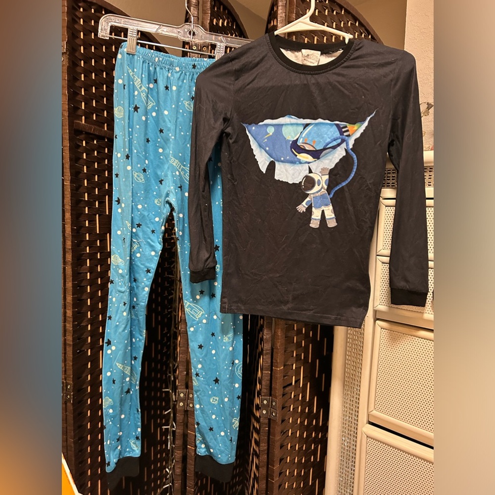 Only worn once - astronaut pjs - super comfy runs a little small 11-12 yrs SHEIN